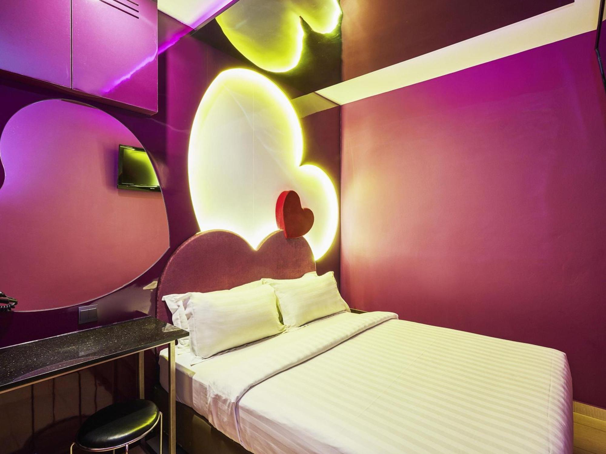 Deluxe Theme Room One Double Bed